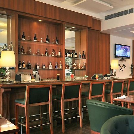 Hotel Haut Monde Гургаон Екстериор снимка