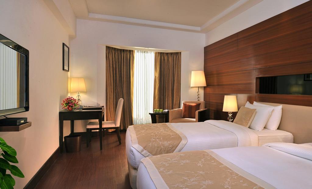 Hotel Haut Monde Гургаон Екстериор снимка