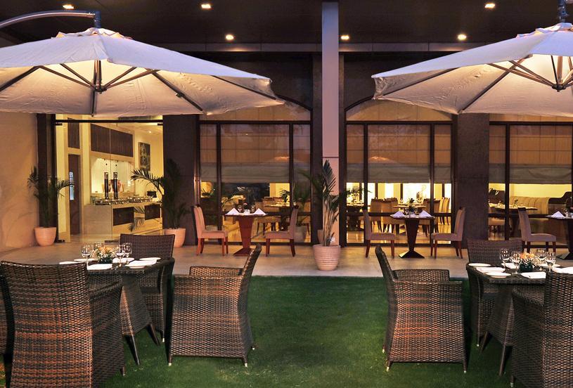 Hotel Haut Monde Гургаон Екстериор снимка