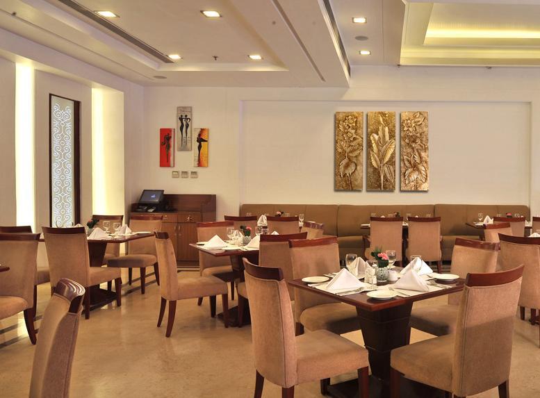 Hotel Haut Monde Гургаон Екстериор снимка