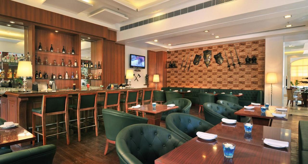 Hotel Haut Monde Гургаон Екстериор снимка